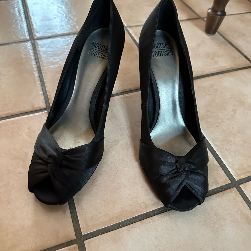 Mootsies tootsies black heels